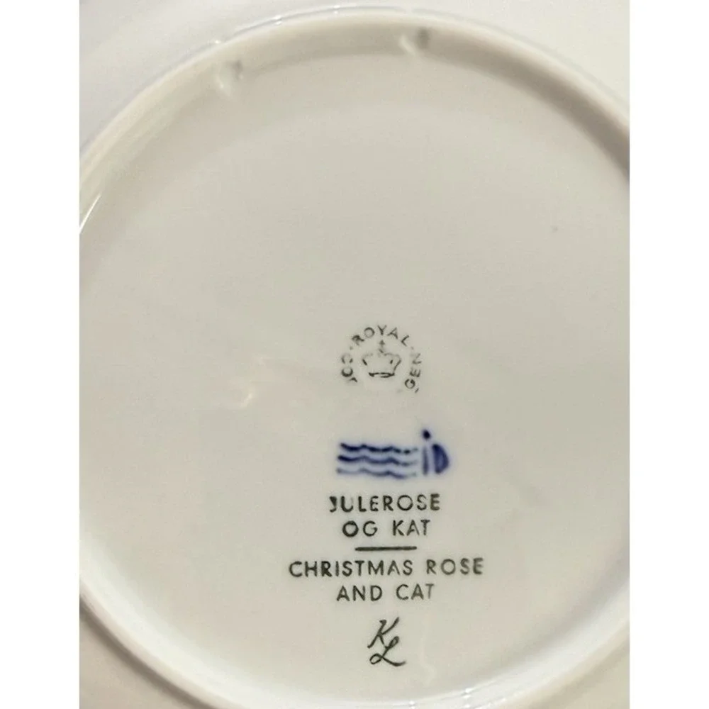1970 Royal Copenhagen Christmas Plate Julerose og Kat Cat Denmark Blue White VTG